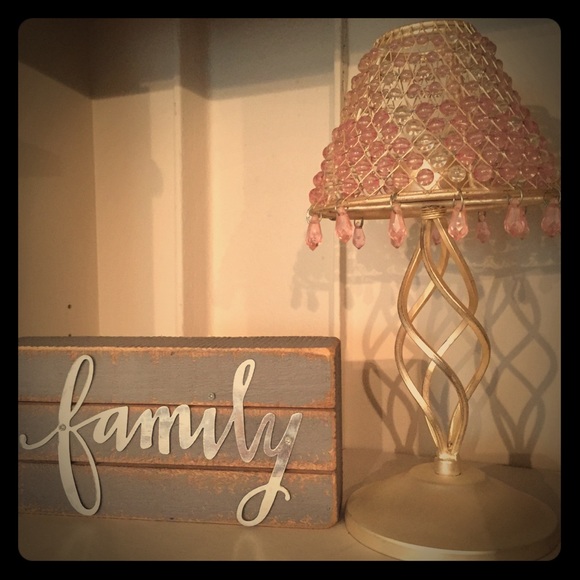 🥳2/$15 — Wood Wall Sign “Family” Show your Love!! Great Condition Home Decor - Picture 1 of 5